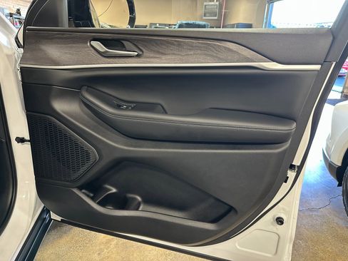 Used 2023 Jeep Grand Cherokee Limited image 28