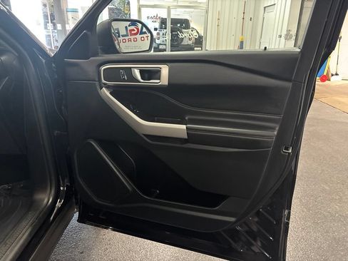 Used 2024 Ford Explorer XLT w/ Equipment Group 202A AWD/4WD image 31