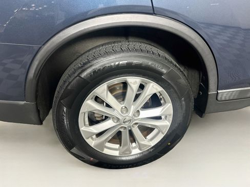 Used 2015 Nissan Rogue SV w/ SV Moonroof Package FWD image 11