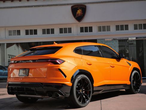 Used 2022 Lamborghini Urus image 3