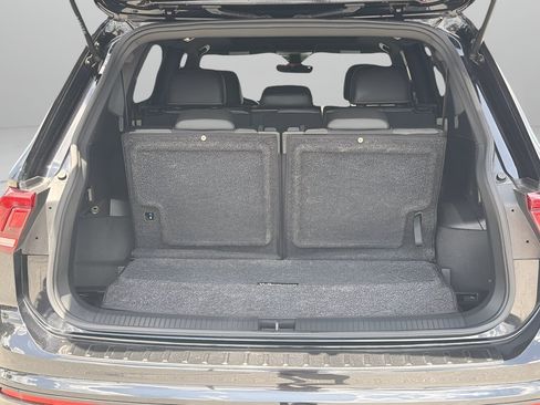 Used 2023 Volkswagen Tiguan SE R-Line FWD image 8