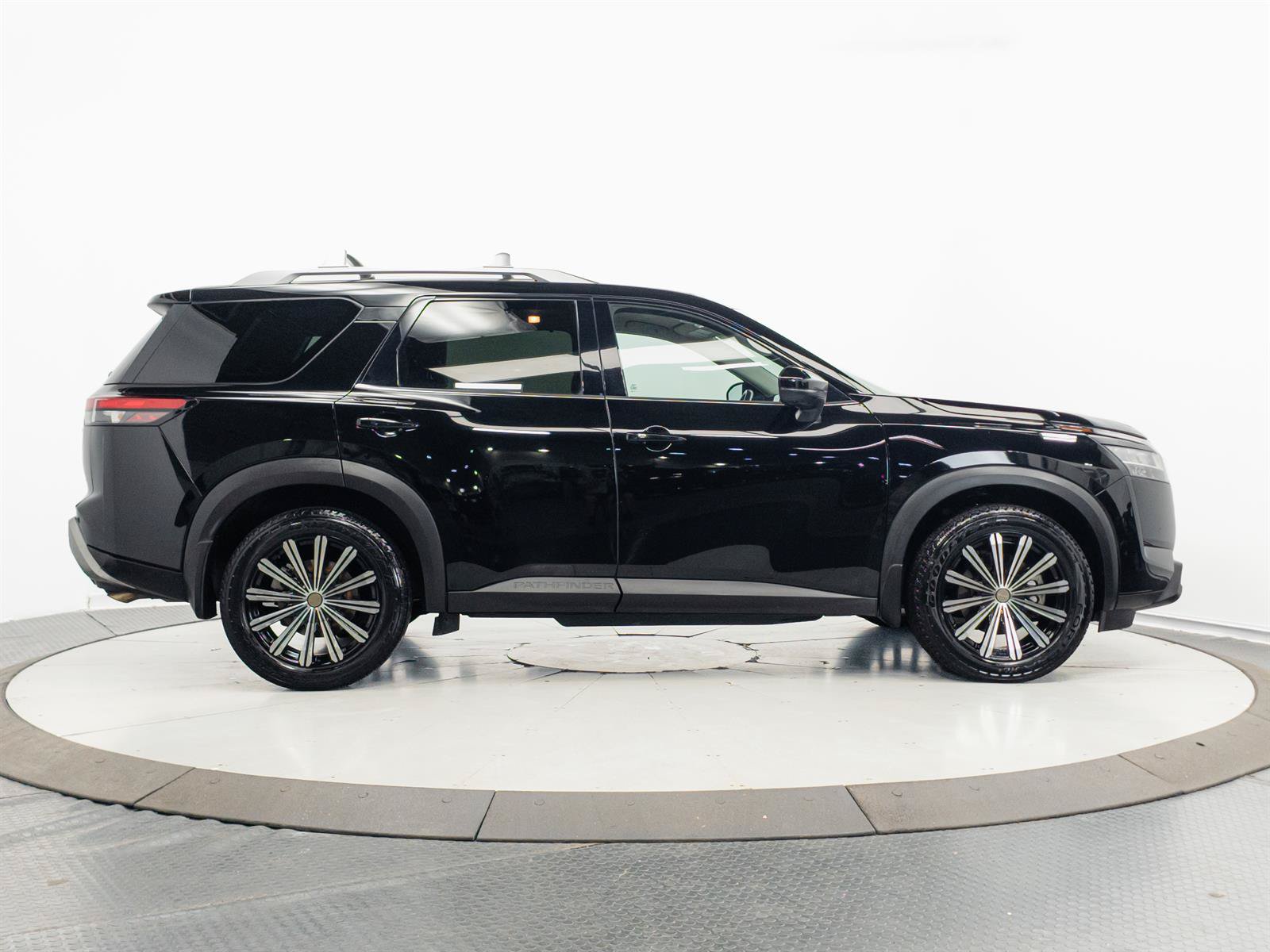 Used 2022 Nissan Pathfinder SL AWD/4WD image 13