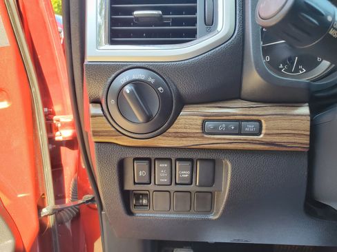 Used 2018 Nissan Titan SL image 22