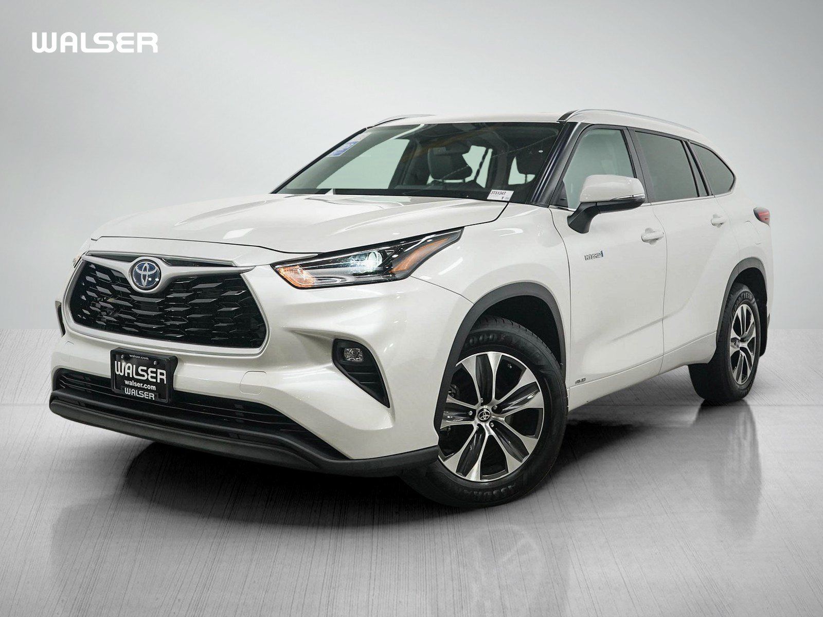 Used 2021 Toyota Highlander XLE AWD/4WD image 1