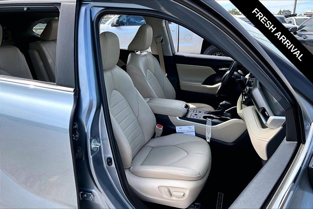 Used 2024 Toyota Highlander XLE AWD/4WD image 29