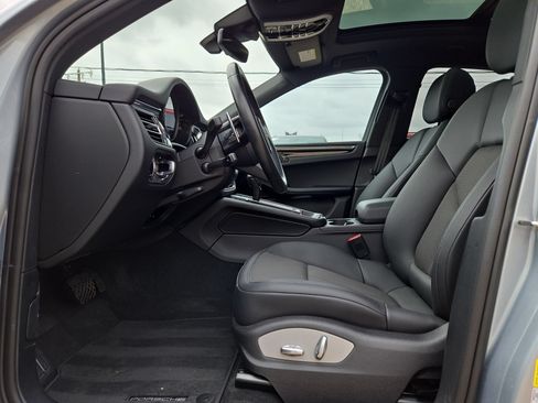 Used 2025 Porsche Macan AWD/4WD image 16