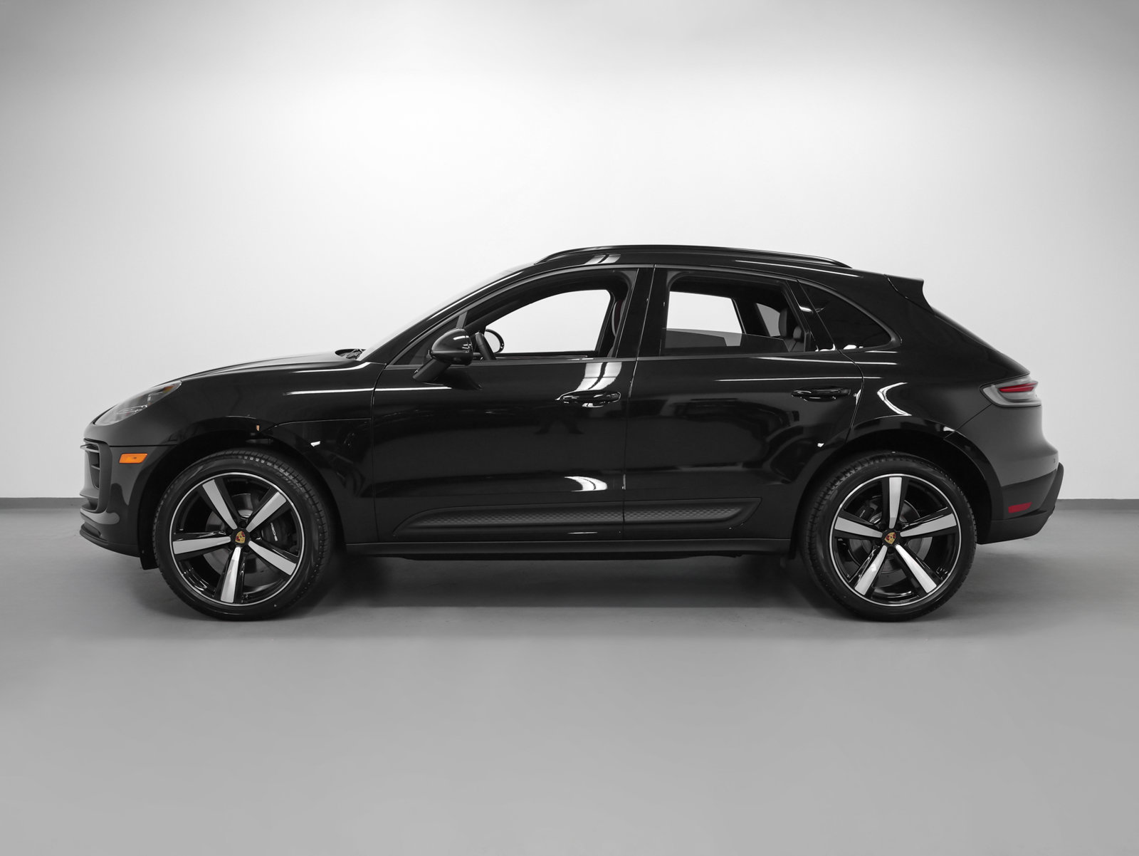 Certified 2026 Porsche Macan AWD/4WD image 2