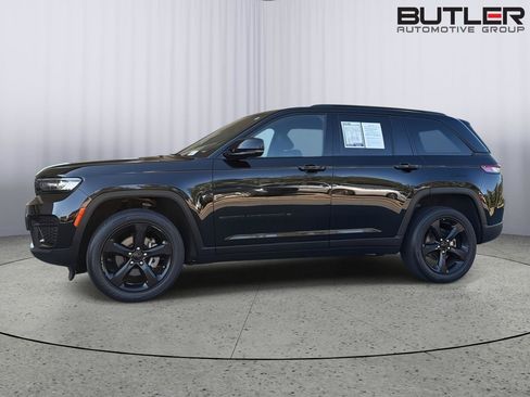 Used 2023 Jeep Grand Cherokee Altitude AWD/4WD image 3