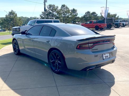 Used 2022 Dodge Charger SXT w/ Blacktop Package RWD image 4