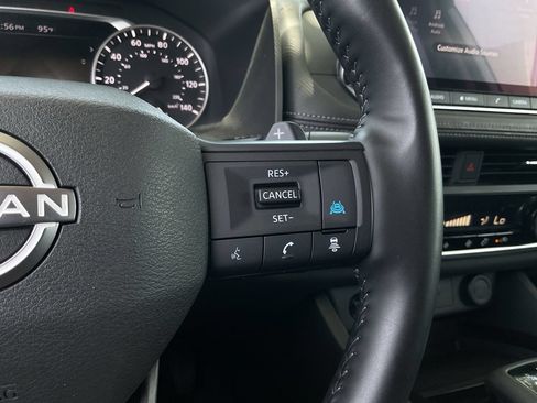 Used 2025 Nissan Rogue SV FWD image 31