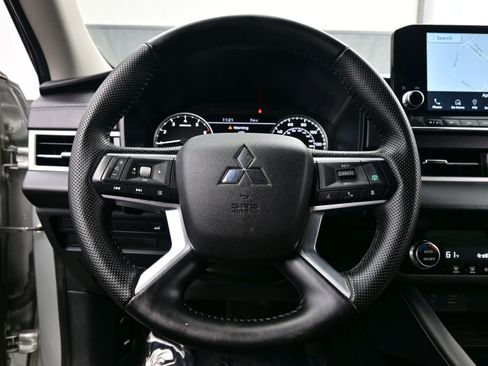 Used 2023 Mitsubishi Outlander SE image 25