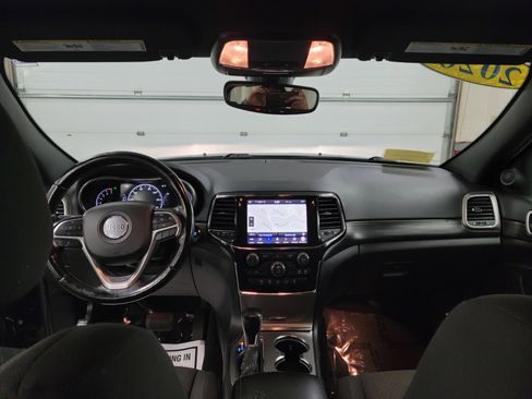 Used 2020 Jeep Grand Cherokee Laredo w/ 18" Wheel & 8.4" Radio Group image 23