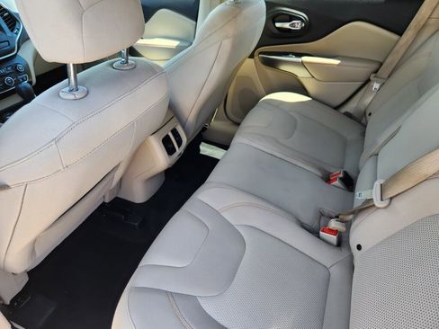 Used 2019 Jeep Cherokee Latitude w/ Popular Appearance Group AWD/4WD image 9
