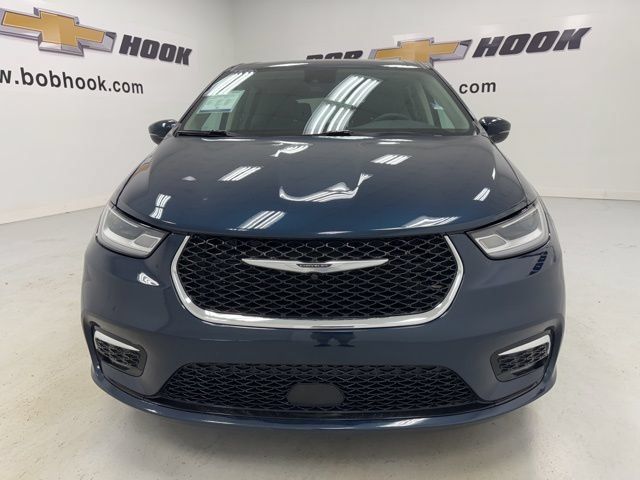 Used 2023 Chrysler Pacifica Touring-L FWD image 2