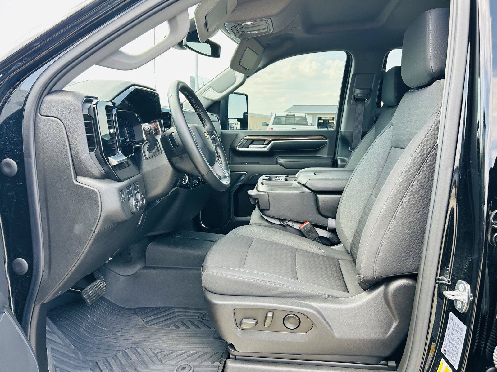 Used 2024 Chevrolet Silverado 2500 LT AWD/4WD image 3