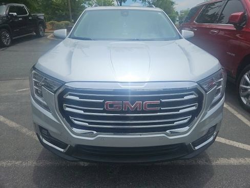 Used 2022 GMC Terrain SLT w/ Tech Package FWD image 3