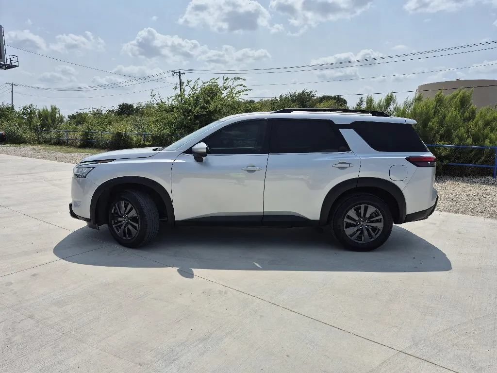 Used 2022 Nissan Pathfinder SV AWD/4WD image 2