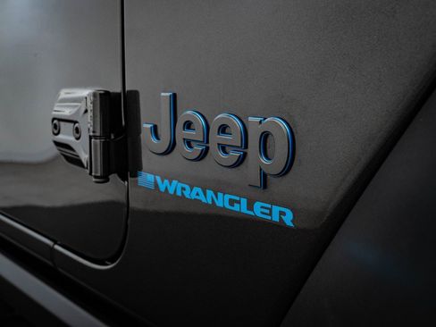 Used 2024 Jeep Wrangler Unlimited image 17