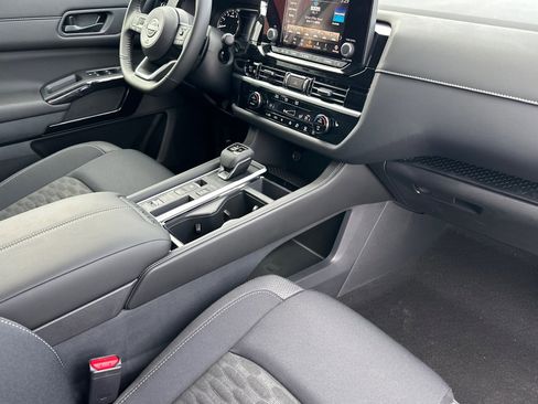 New 2025 Nissan Pathfinder SV image 17