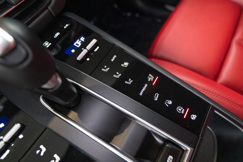 Certified 2023 Porsche Macan S AWD/4WD image 26