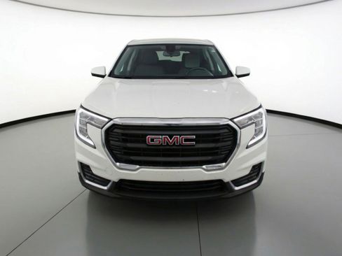 Used 2024 GMC Terrain SLE image 2
