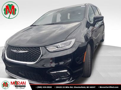 Used 2025 Chrysler Pacifica Select