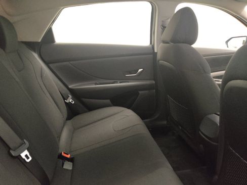 Used 2022 Hyundai Elantra SE FWD image 19