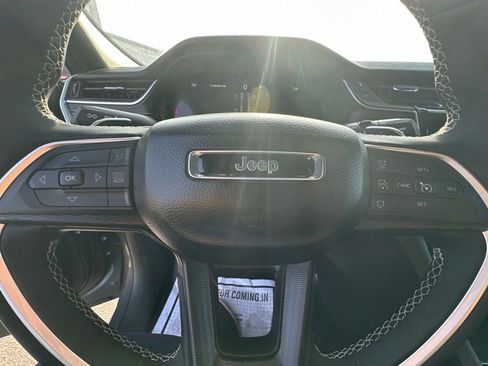 Used 2025 Jeep Grand Cherokee Altitude RWD image 15