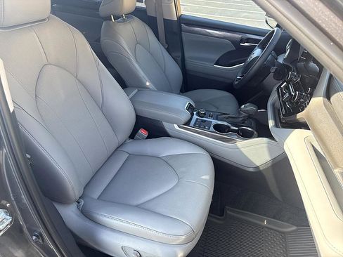 Used 2025 Toyota Highlander Limited image 20