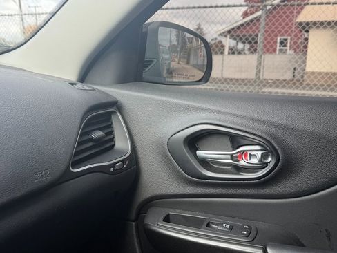 Used 2022 Jeep Cherokee Trailhawk image 18