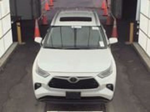 Used 2023 Toyota Highlander XLE FWD image 2