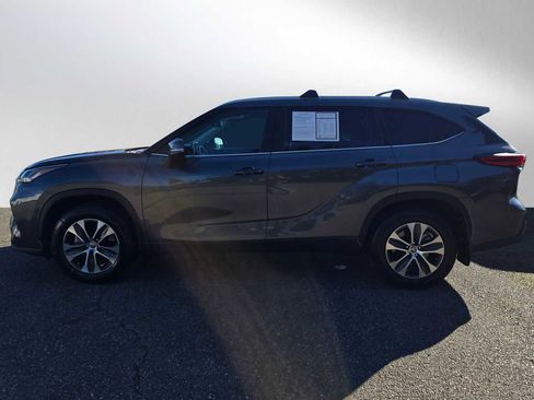 Used 2023 Toyota Highlander XLE image 6
