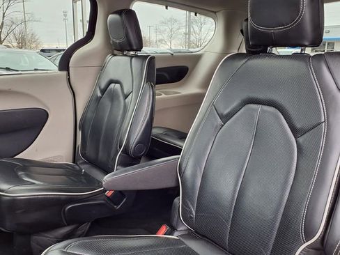 Used 2024 Chrysler Pacifica Limited image 7