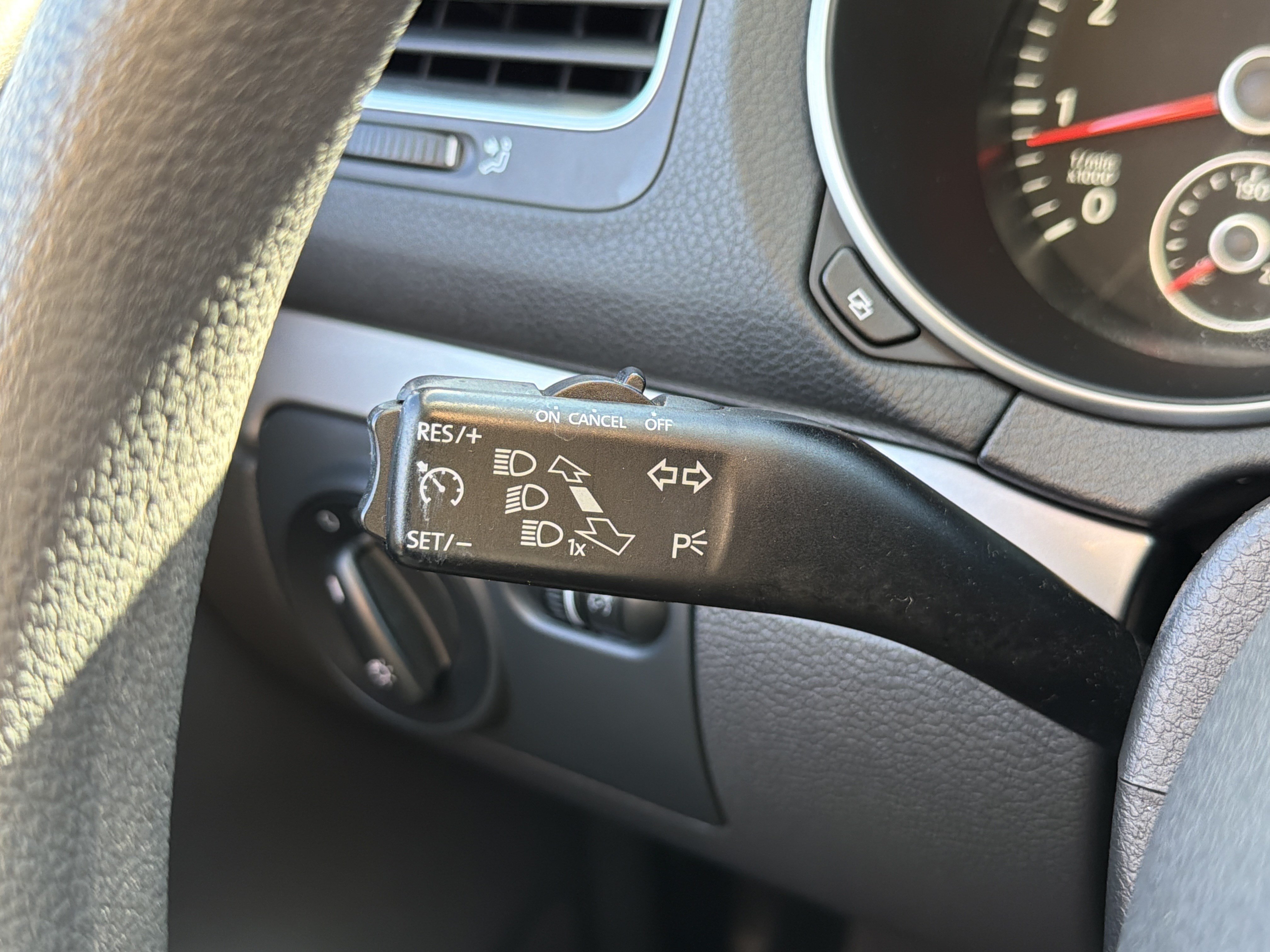 Used 2012 Volkswagen Golf 2-Door FWD image 14