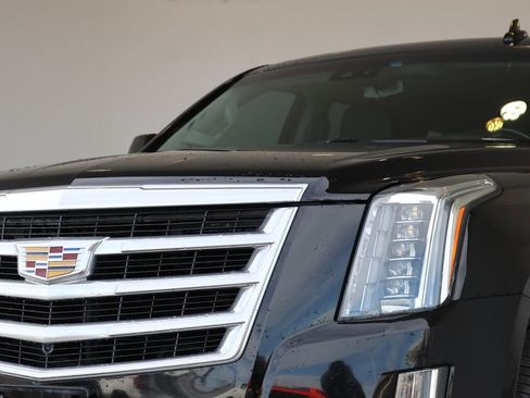 Used 2019 Cadillac Escalade Luxury image 11