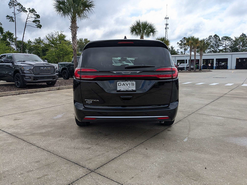 New 2027 Chrysler Pacifica Select FWD image 4