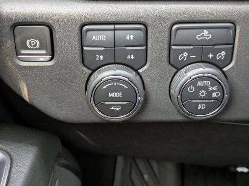 Used 2024 Chevrolet Silverado 1500 LT Trail Boss w/ Convenience Package II image 15