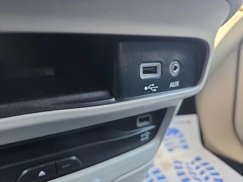 Used 2018 Chrysler Pacifica Limited image 24