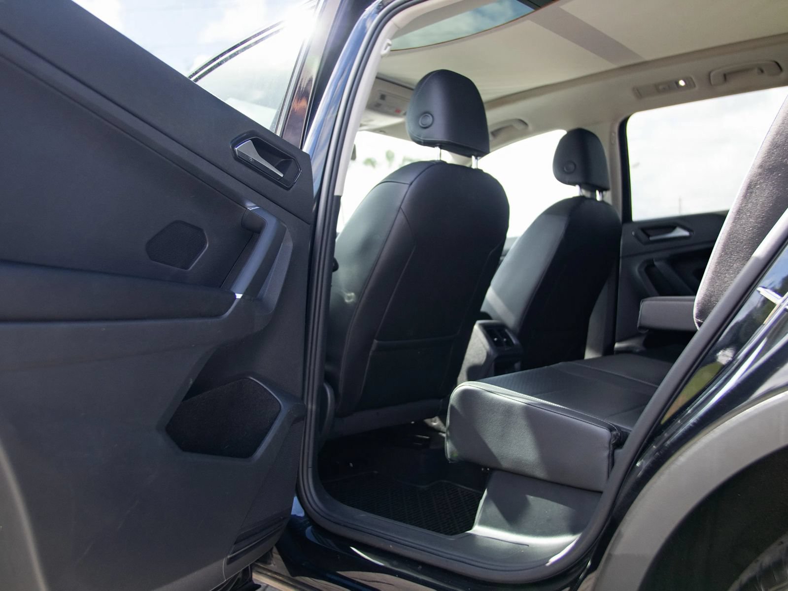 Used 2018 Volkswagen Tiguan SEL FWD image 23