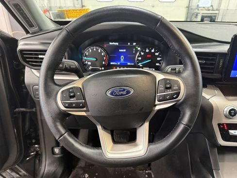 Used 2024 Ford Explorer XLT image 6