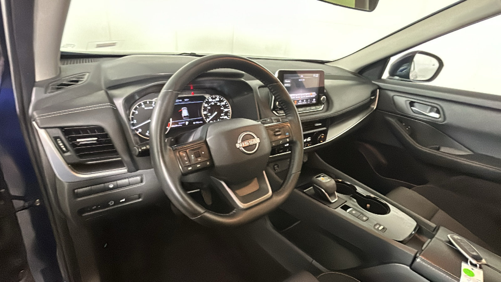 Used 2025 Nissan Rogue SV FWD image 17