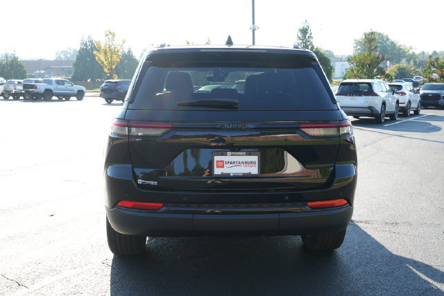 Used 2024 Jeep Grand Cherokee Altitude AWD/4WD image 6