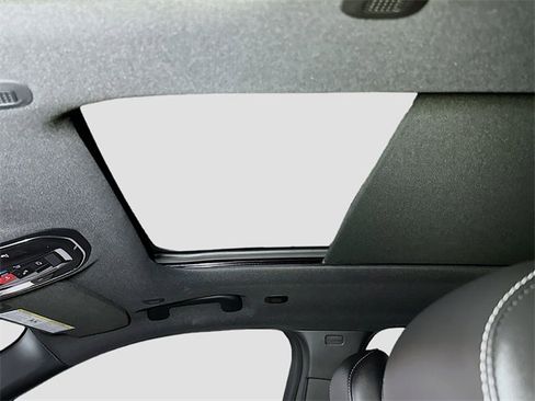 Certified 2024 Jeep Grand Cherokee Limited w/ Black Appearance Package image 21