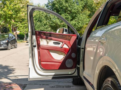 Used 2019 Bentley Bentayga image 85