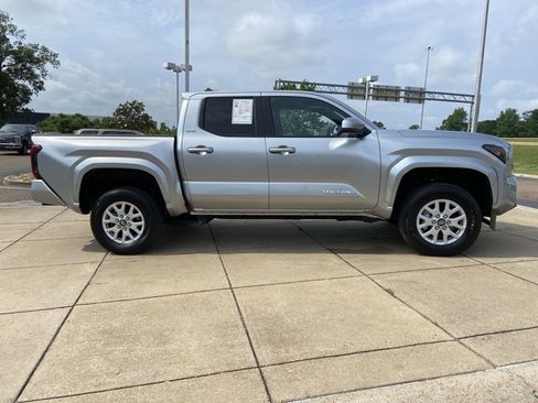 Used 2025 Toyota Tacoma SR5 AWD/4WD image 16