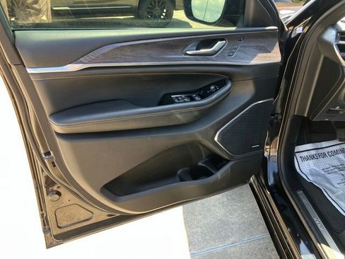 Used 2023 Jeep Grand Cherokee L Overland w/ Luxury Tech Group IV AWD/4WD image 24