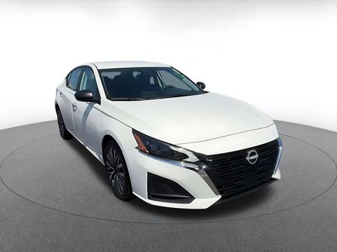 Used 2025 Nissan Altima 2.5 SV FWD image 3