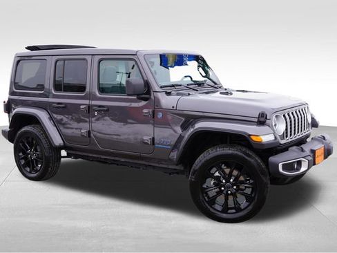 Used 2025 Jeep Wrangler Unlimited Sahara w/ Safety Group AWD/4WD image 3