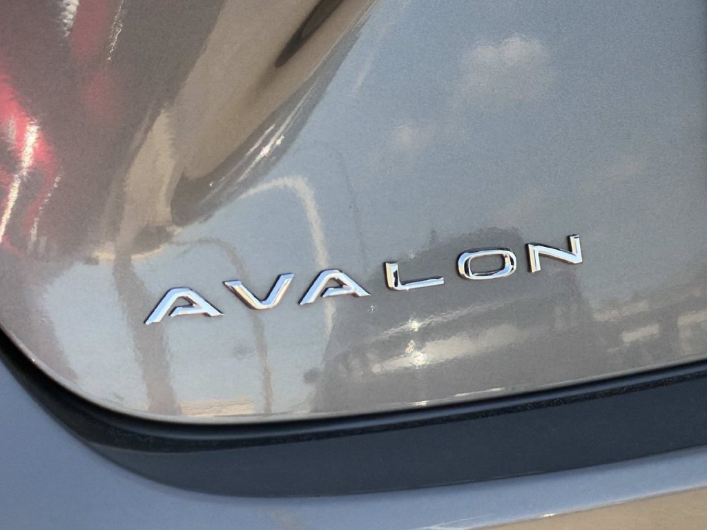 Used 2018 Toyota Avalon XLE Premium w/ Carpet Mat Package FWD image 9