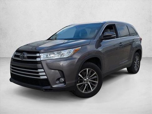 Used 2019 Toyota Highlander XLE image 1